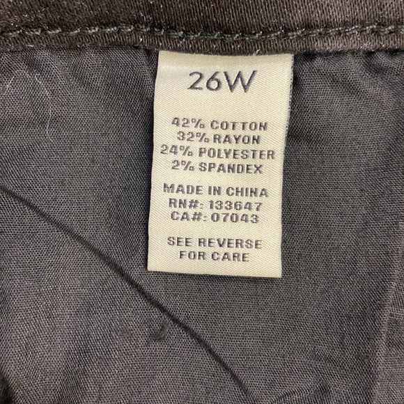 Serra Retreat NWT black distressed cropped jeans. Size 26W women’s comfort jean - Picture 6 of 16